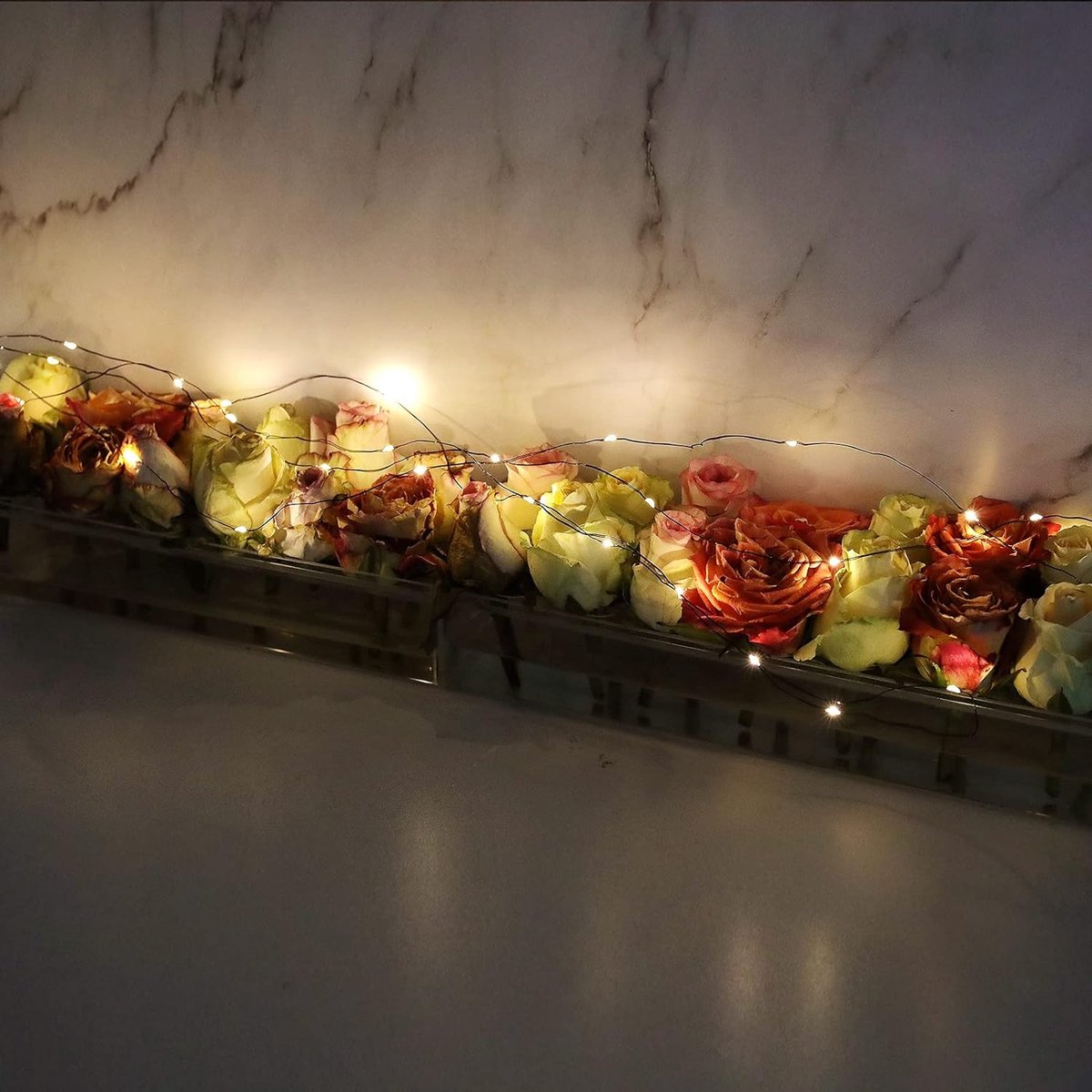 Klarer schwebender Blumenstraußhalter für Blumenarrangements auf dem Tisch
