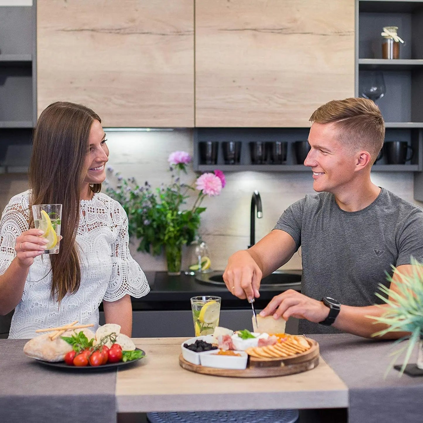 LuxeServe – Käsebrett aus Akazienholz & Messerset