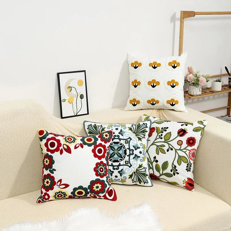 BloomLinen – Bestickter Kissenbezug mit Blumenmuster