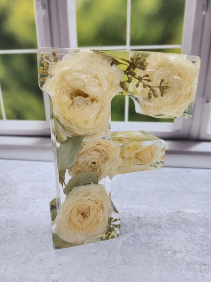BloomLetter – Personalisierte Blumenharz-Buchstabenlampe