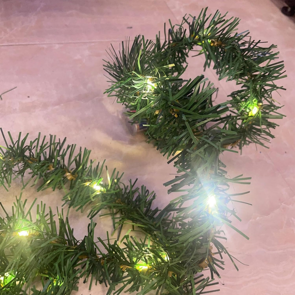 EverWall – Der platzsparende Weihnachtsbaum für jede Wand