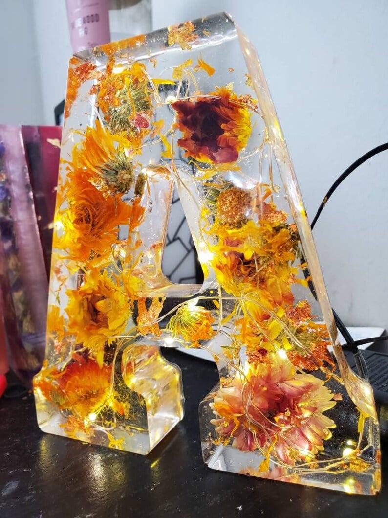 BloomLetter – Personalisierte Blumenharz-Buchstabenlampe