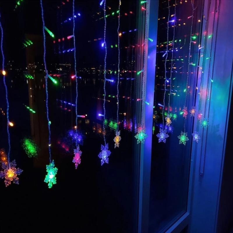 SnowGlow™ | LED Vorhang-Lichterkette mit Schneeflockenmotiv