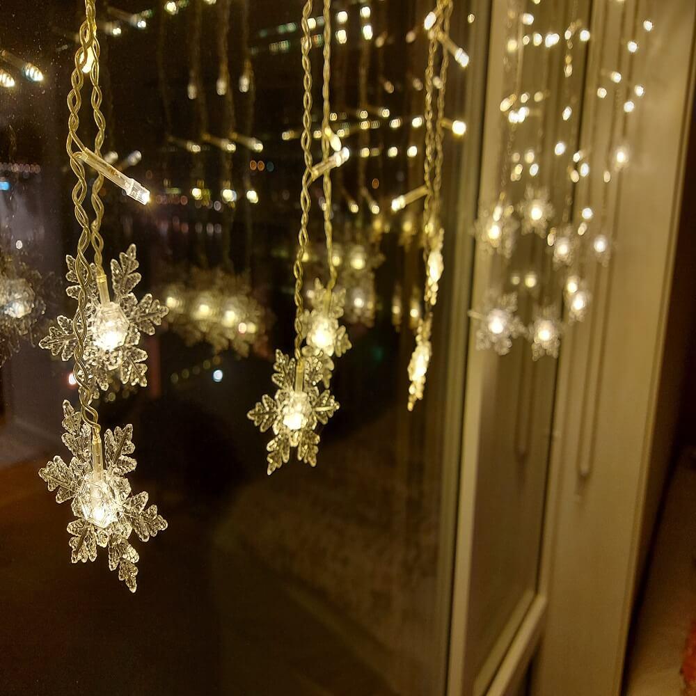 SnowGlow™ | LED Vorhang-Lichterkette mit Schneeflockenmotiv
