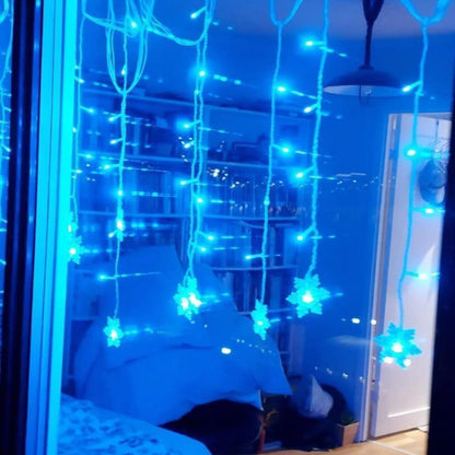 SnowGlow™ | LED Vorhang-Lichterkette mit Schneeflockenmotiv