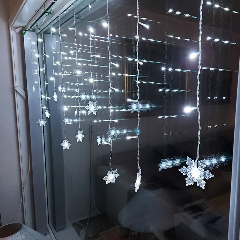 SnowGlow™ | LED Vorhang-Lichterkette mit Schneeflockenmotiv