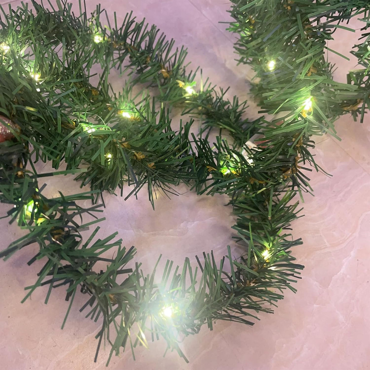 EverWall – Der platzsparende Weihnachtsbaum für jede Wand