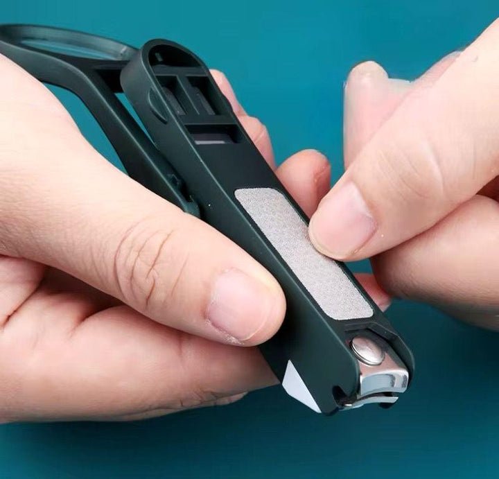 ClipGuard Pro — 3‑in‑1 Nagelknipser mit Lupe und Auffangbehälter