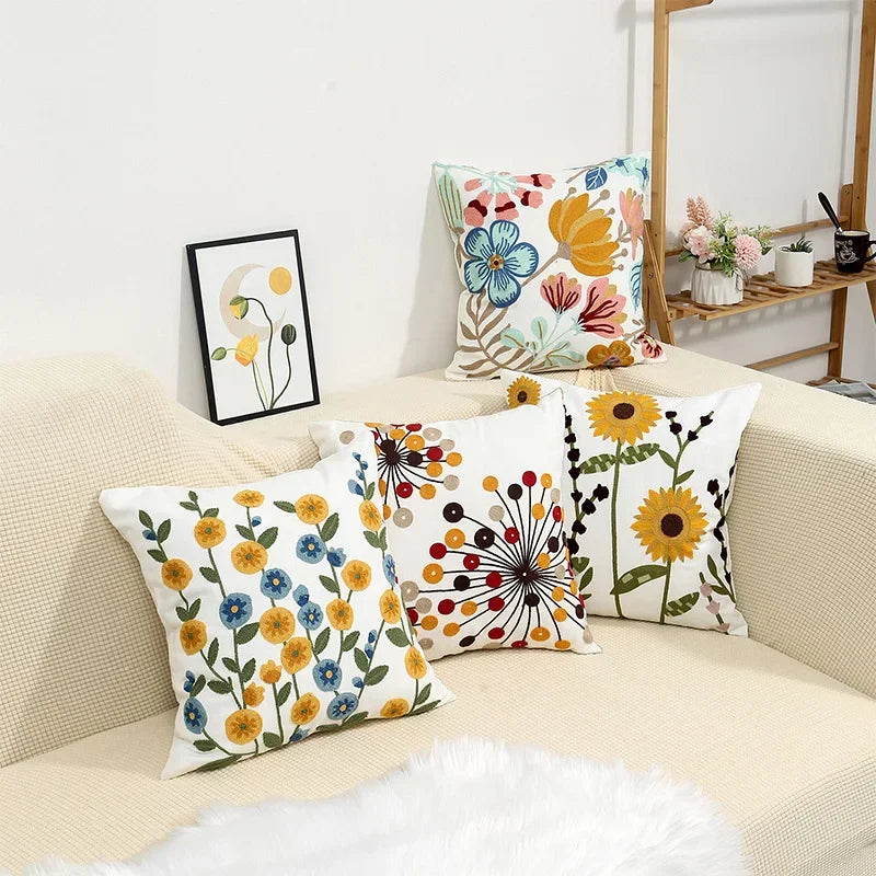 BloomLinen – Bestickter Kissenbezug mit Blumenmuster