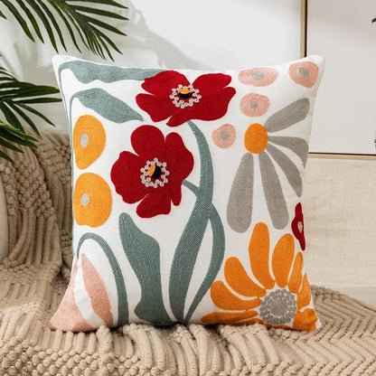 BloomLinen – Bestickter Kissenbezug mit Blumenmuster
