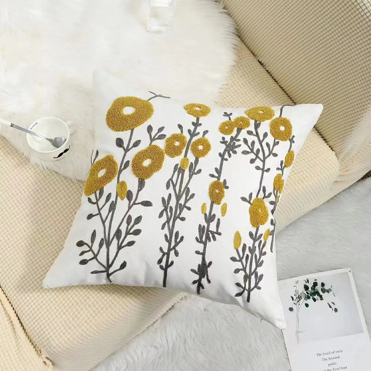 BloomLinen – Bestickter Kissenbezug mit Blumenmuster