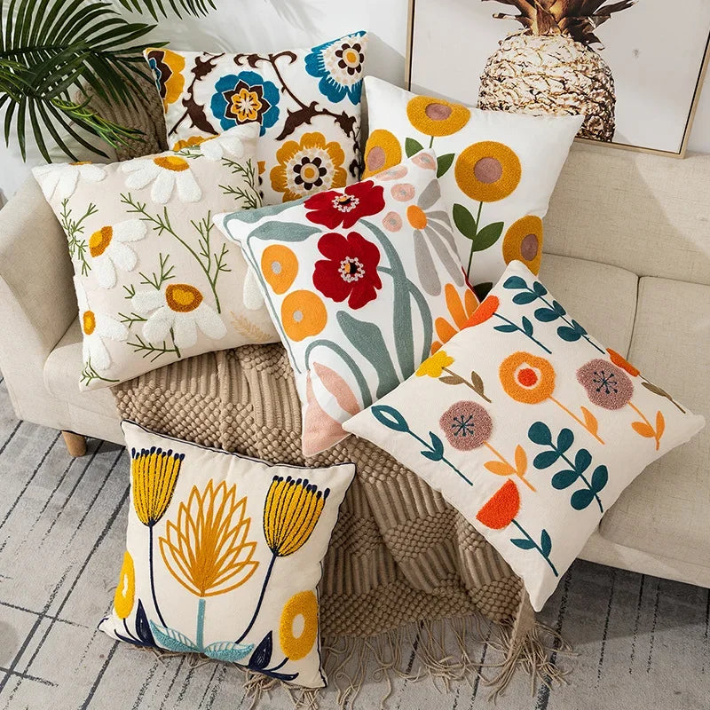 BloomLinen – Bestickter Kissenbezug mit Blumenmuster
