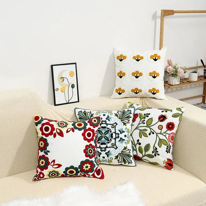 BloomLinen – Bestickter Kissenbezug mit Blumenmuster