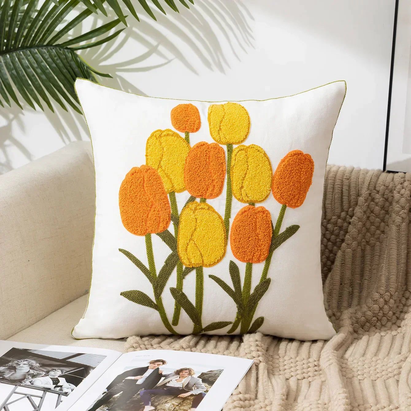 BloomLinen – Bestickter Kissenbezug mit Blumenmuster