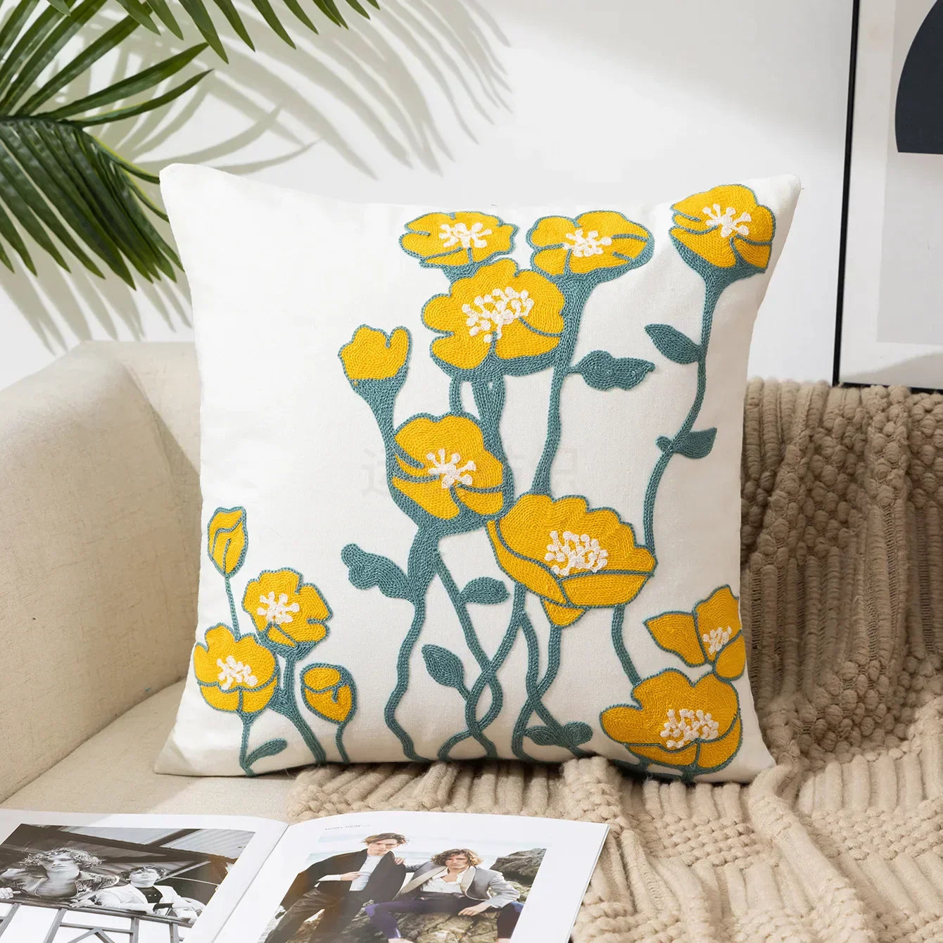 BloomLinen – Bestickter Kissenbezug mit Blumenmuster