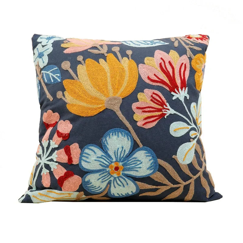 BloomLinen – Bestickter Kissenbezug mit Blumenmuster