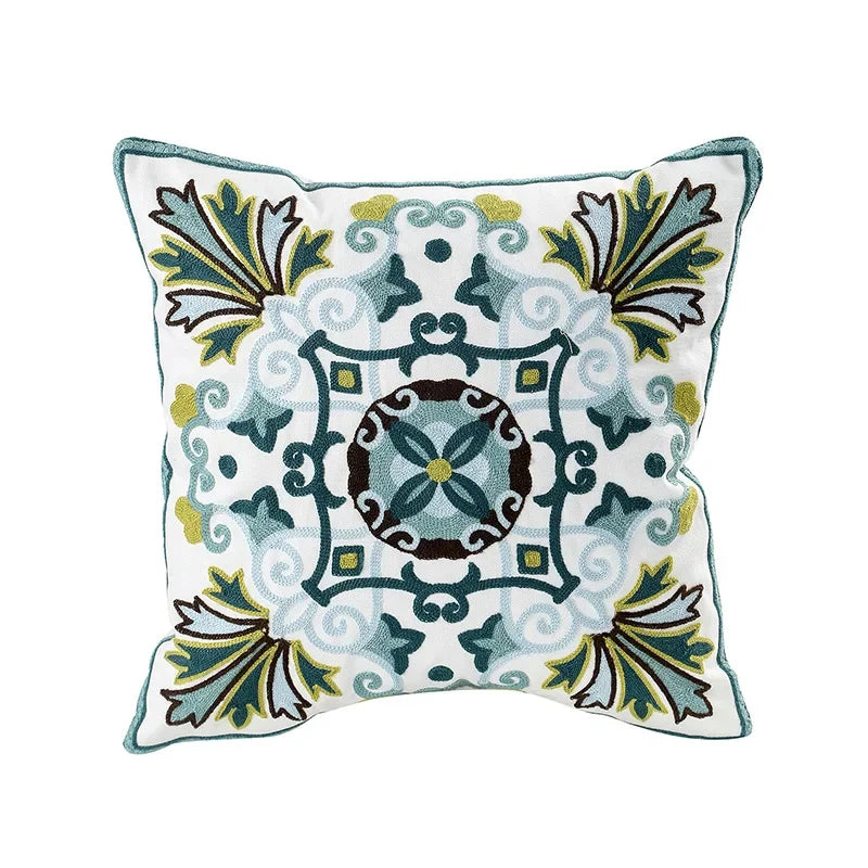 BloomLinen – Bestickter Kissenbezug mit Blumenmuster