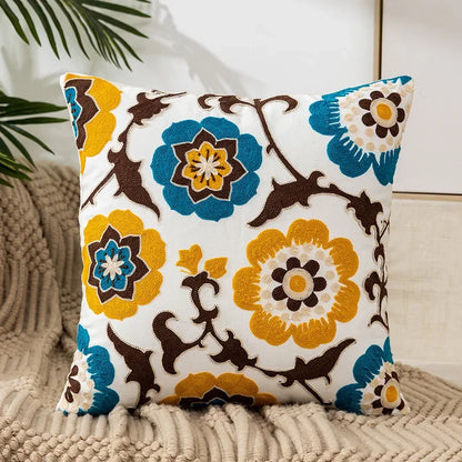 BloomLinen – Bestickter Kissenbezug mit Blumenmuster