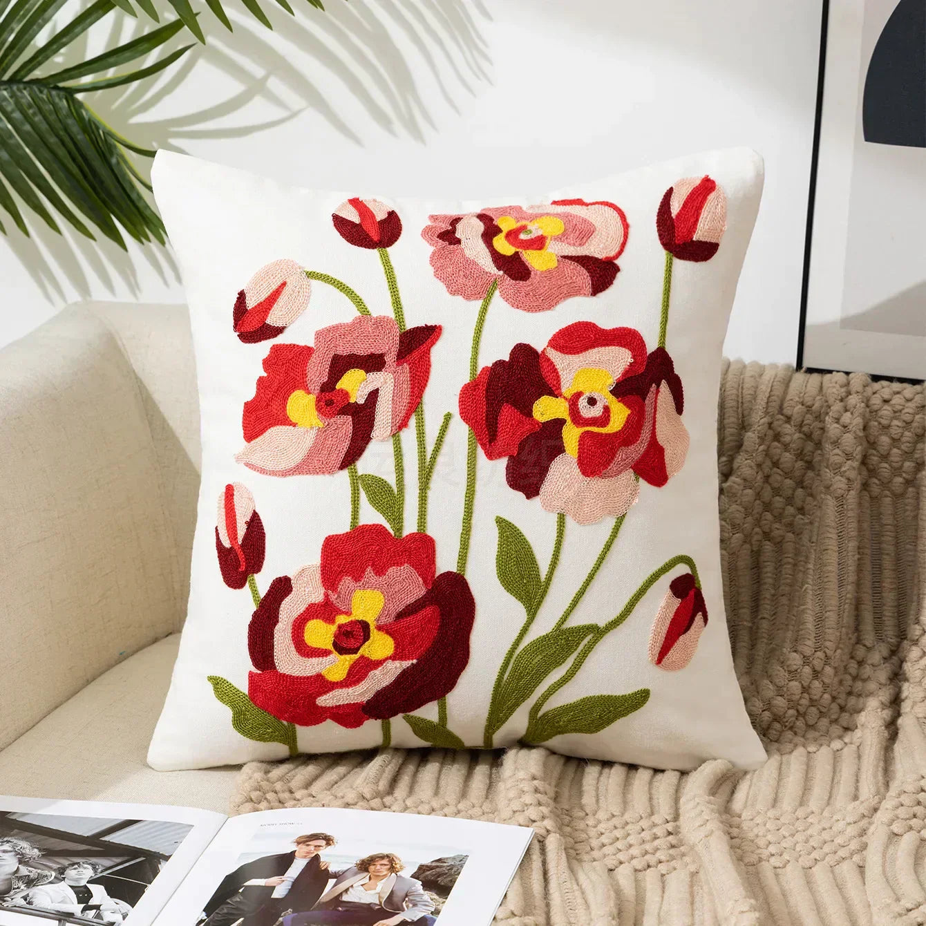 BloomLinen – Bestickter Kissenbezug mit Blumenmuster