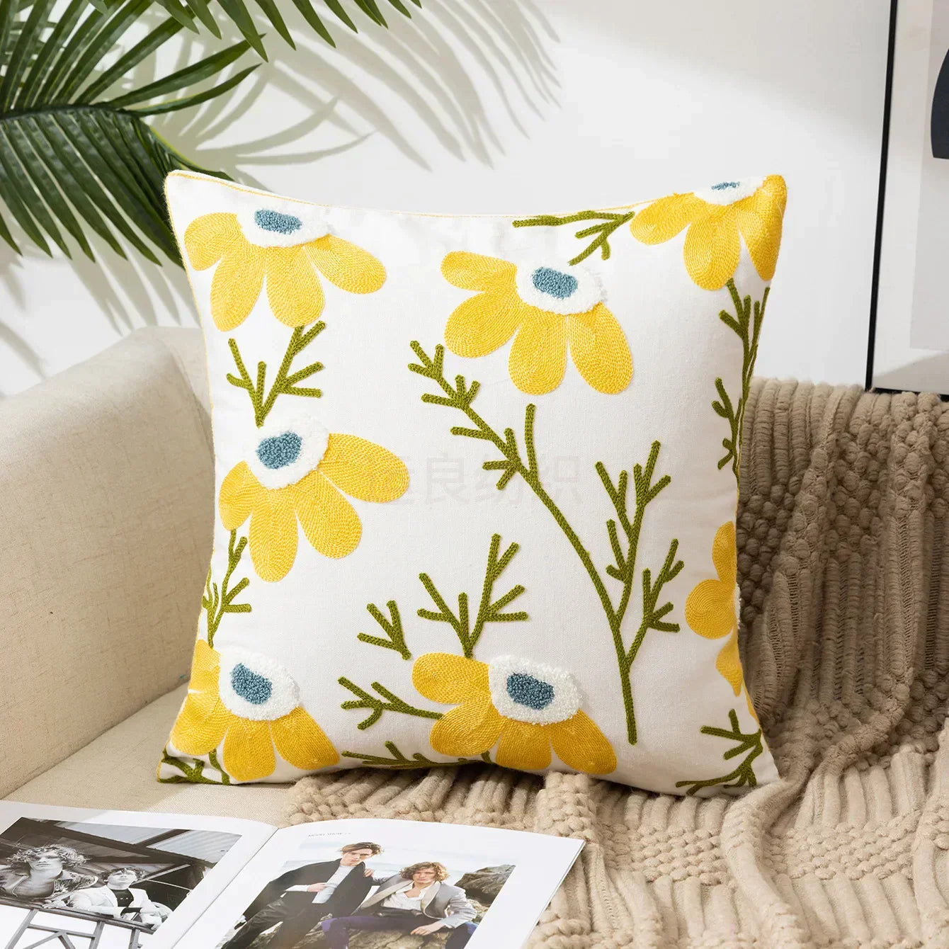 BloomLinen – Bestickter Kissenbezug mit Blumenmuster