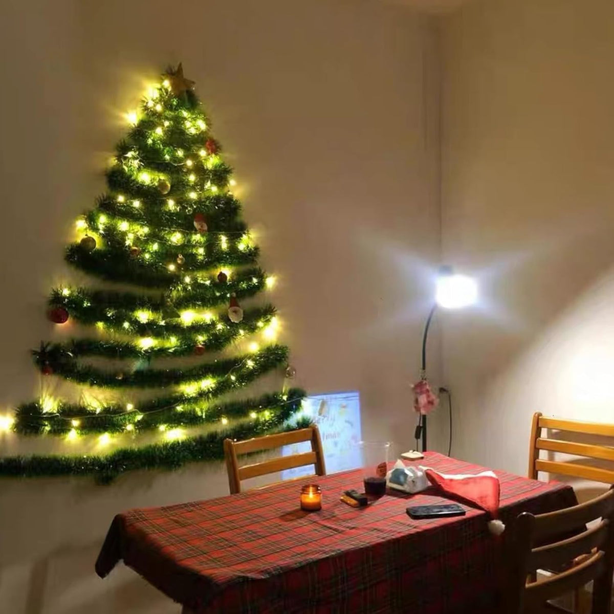 EverWall – Der platzsparende Weihnachtsbaum für jede Wand