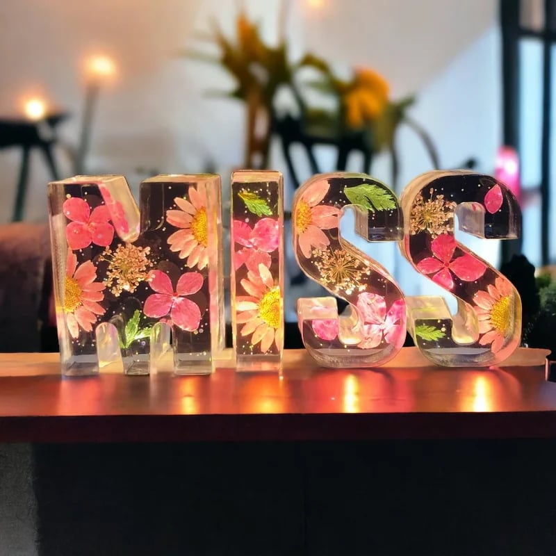 BloomLetter – Personalisierte Blumenharz-Buchstabenlampe