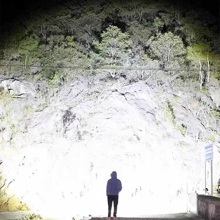 NightForge™ | Blendendes Taschenlicht — Bezwinge die Dunkelheit furchtlos