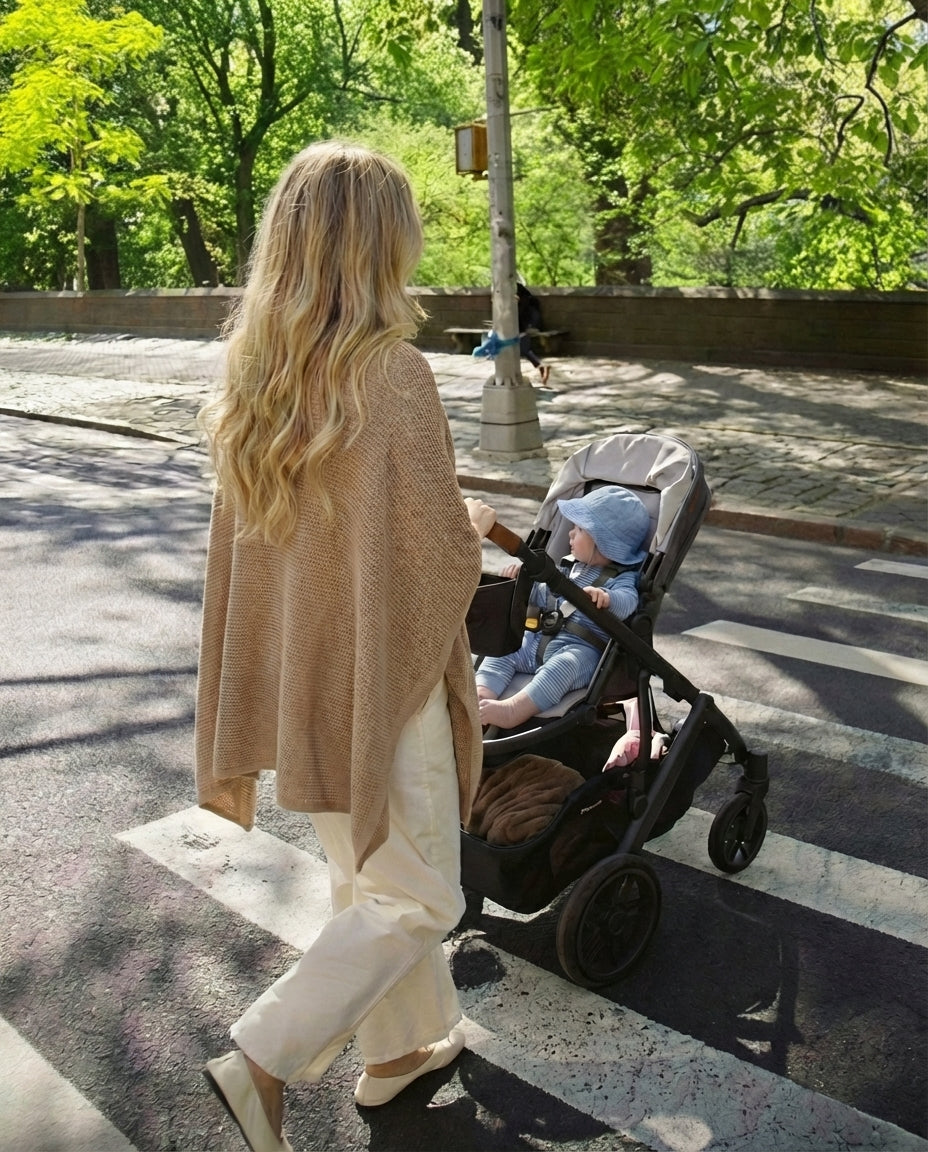 NurtureCover™ | Multifunktionale Stillabdeckung & Modischer Schal