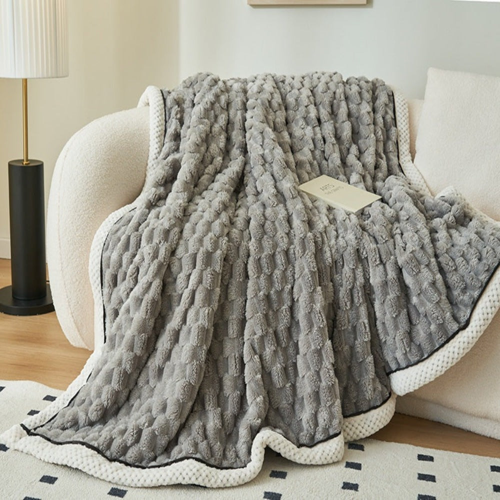 LuxeHaven – Kuscheldecke aus Schafwoll-Flauschstoff