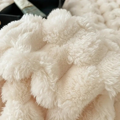 LuxeHaven – Kuscheldecke aus Schafwoll-Flauschstoff