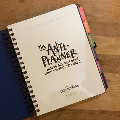 Anti-Planer Arbeitsbuch gegen Prokrastination | 165+ Strategien für Fokus & Umsetzung | Undatiert, vollfarbig | 328 Seiten (25×22,9 cm)